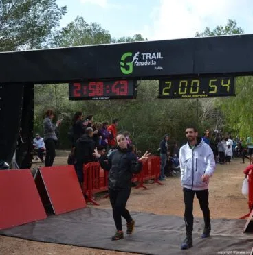Pareja de caminantes entrando por la meta