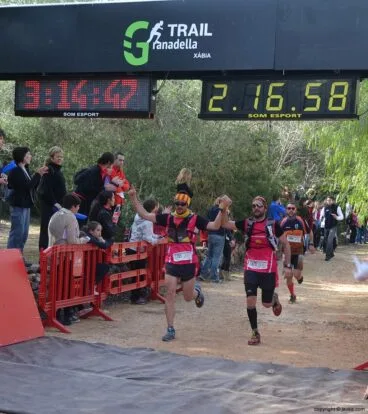 Pareja de corredores celebrando la llegada a la meta
