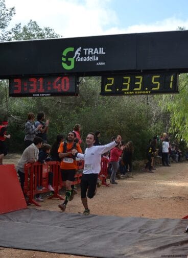 Pareja de corredores en la línea de meta