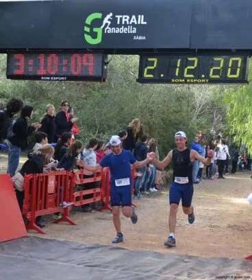Pareja de corredores llegando a la meta