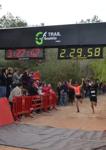 Pareja de corredores llegando juntos a la meta