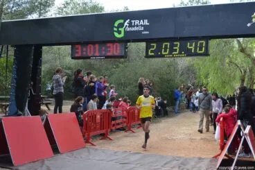 Pariticipante llegando a la meta después de la carrera