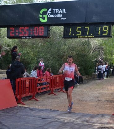 Participante cruzando la línea de meta