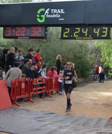 Participante de la Granadella Trail en la línea de meta