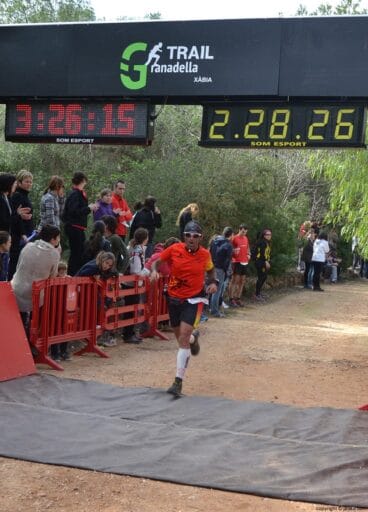 Participante de la Granadella Trail llegando a la línea de meta