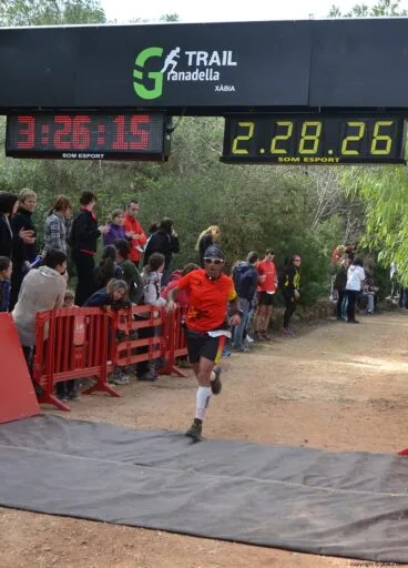 Participante de la Granadella Trail llegando a la línea de meta