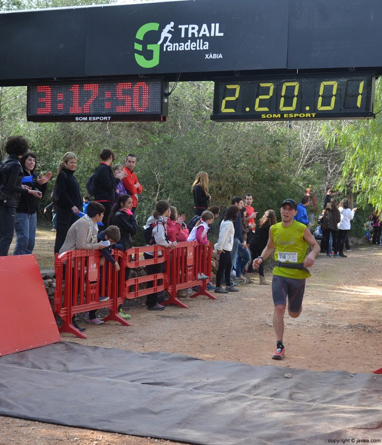 Granadella Trail-deelnemer bereikt de finish