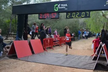 Participante de la carrera entrando a la meta