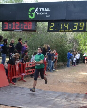 Participante después de cruzar la línea de meta