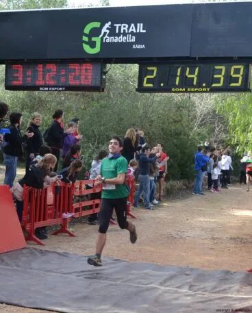 Participante después de cruzar la línea de meta