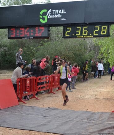 Participante femenina de Jávea cruzando la línea de meta