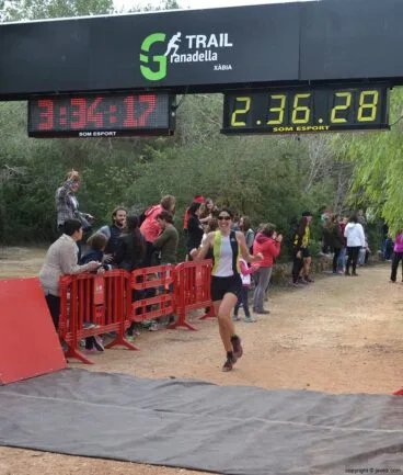 Participante femenina de Jávea cruzando la línea de meta