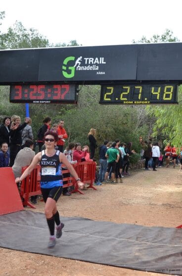 Participante femenina de la Granadella Trail en la meta