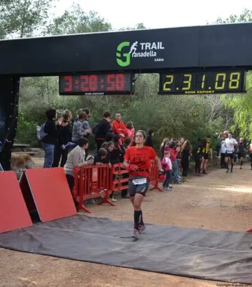 Participante femenina en la línea de meta