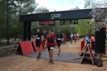 Participantes cruzando la línea de meta