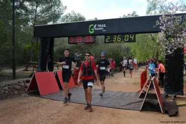 Participantes cruzando la línea de meta