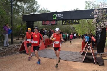 Participantes de la Granadella Trail después de cruzar la línea de meta