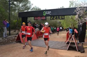 Participantes de la Granadella Trail después de cruzar la línea de meta