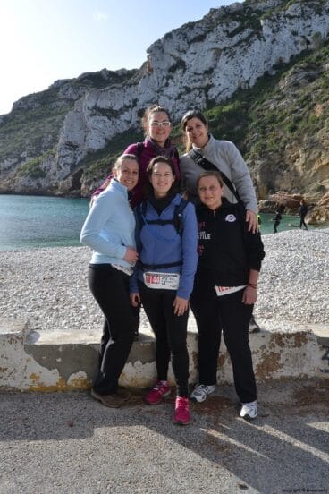 Participantes de la Granadella Trail en la modalidad de caminantes en la Playa de la Granadella de Jávea