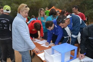 Participantes de la Granadella Trail firmando contra los sondeos petrolíferos