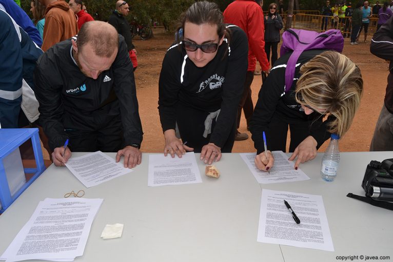 Participantes de la carrera firmando contra los sondeos petrolíferos