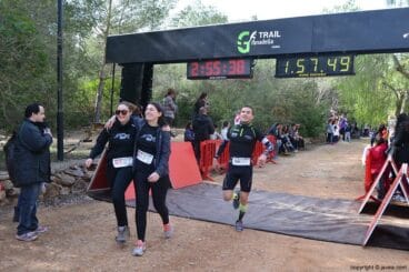 Participantes después de cruzar la línea de meta