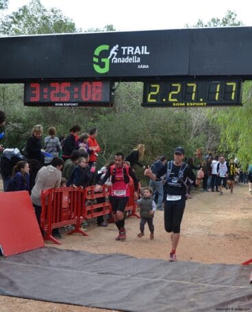 Participantes en la carrera en la meta