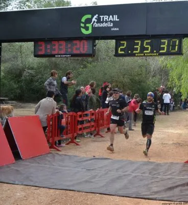 Participantes en la línea de meta después de la carrera