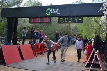 Participantes entrando en la meta