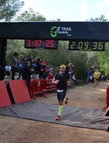 Pasadas las dos horas de carrera empezó a ser más frecuente la llegada de corredores