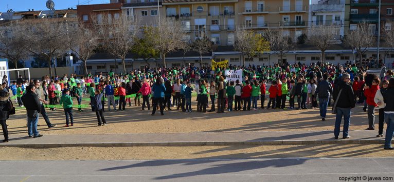 Profesores, alumnos y padres en el colegio Graüll en un acto de protesta contra el cierre de una clase de infantil