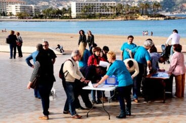 Recogida de firmas contra los sondeos petrolíferos en la playa del arenal
