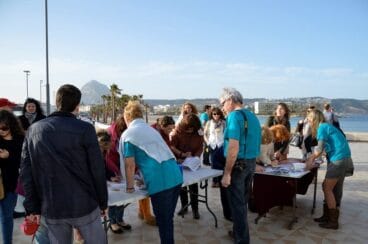 Recogida de firmas en la Playa del Arenal de Jávea contra los sondeos petrolíferos