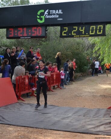 Una de las participantes femeninas en la meta de la Granadella Trail