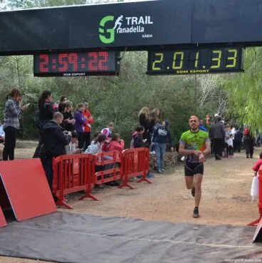 Uno de los corredores cruzando la línea de meta