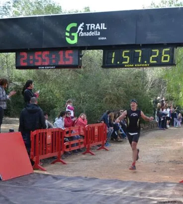 Uno de los corredores de Jávea a punto de cruzar la línea de meta