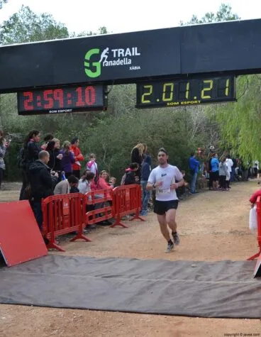 Uno de los corredores de Jávea entrando a la línea de meta