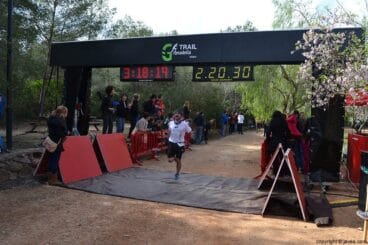 Uno de los corredores de Xàbia llegando a la meta