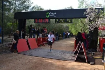 Uno de los corredores de Xàbia llegando a la meta