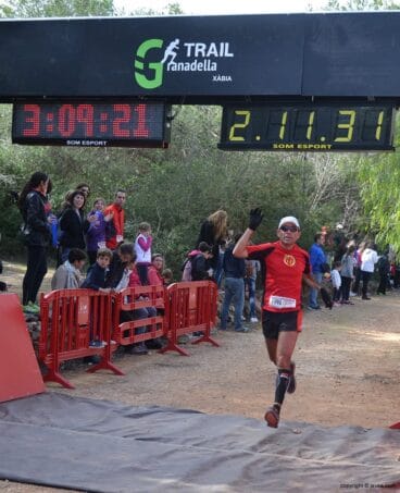 Uno de los corredores llegando a la línea de meta