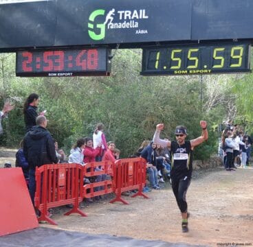 Uno de los corredores locales entrando a la línea de meta