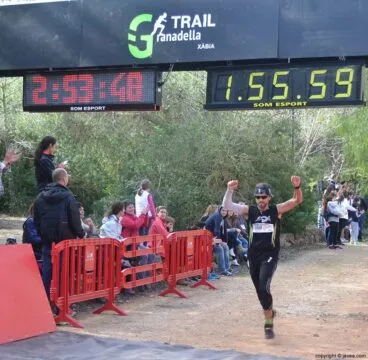 Uno de los corredores locales entrando a la línea de meta