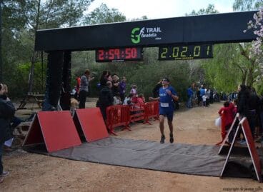 Uno de los participantes cruzando la línea de meta