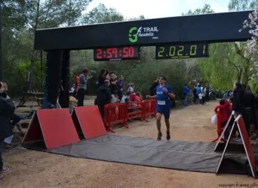 Uno de los participantes cruzando la línea de meta