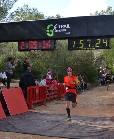 Uno de los participantes cruzando la meta