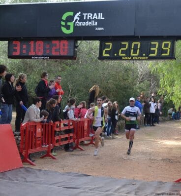 Uno de los participantes de Xàbia llegando a la meta