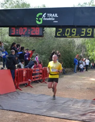 Uno de los participantes en la línea de meta