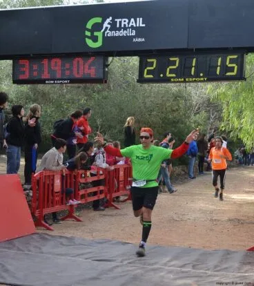 Uno de los participantes en la meta