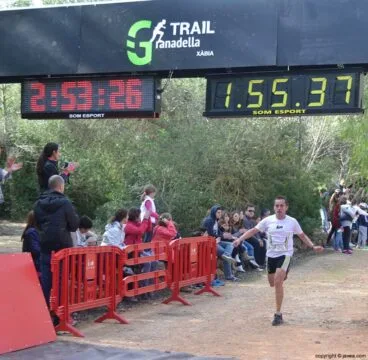Uno de los participantes locales a punto de cruzar la línea de meta