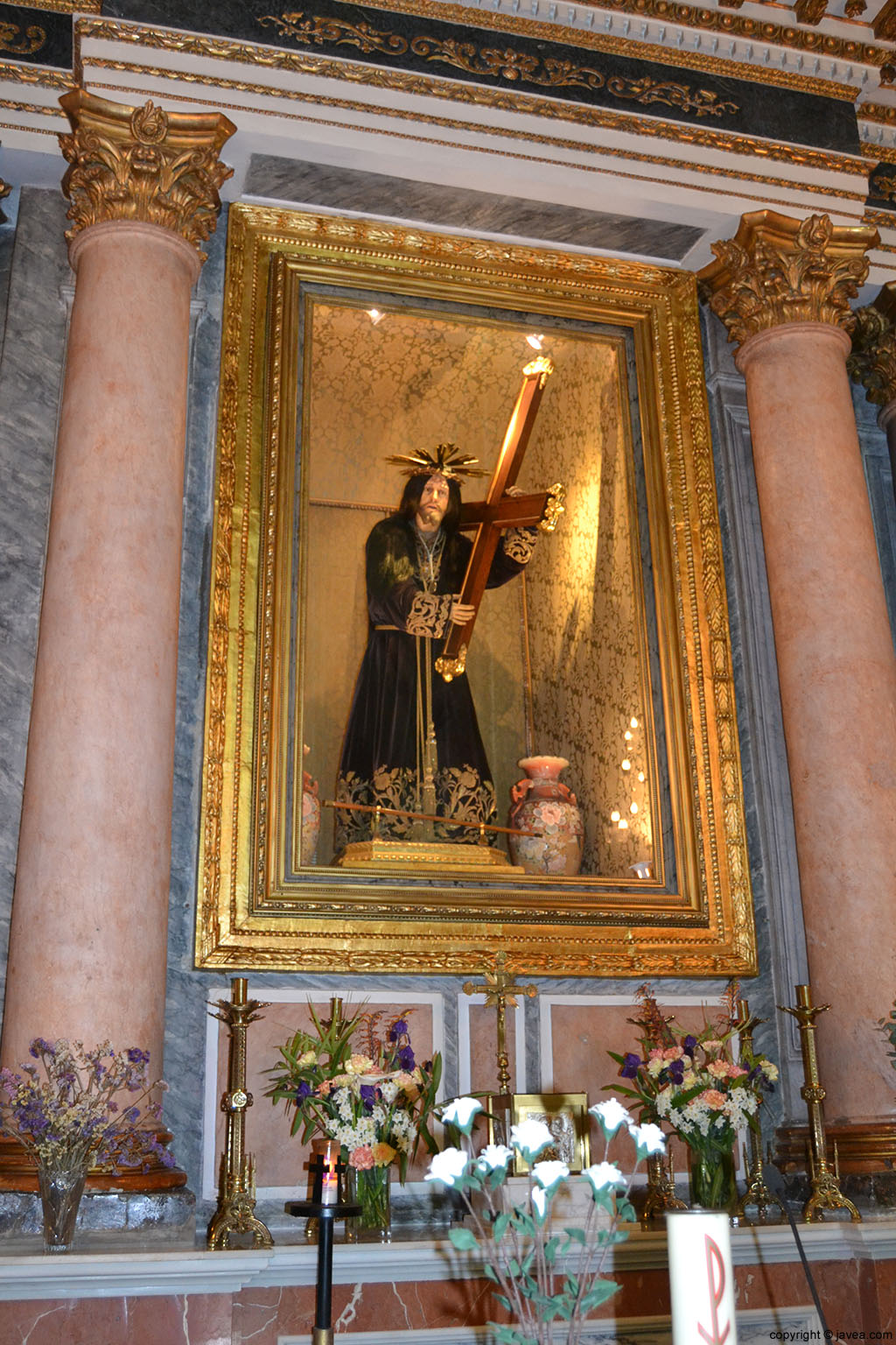 Vicente Catalá ha restaurado el marco de la hornacina del Nazareno y le ha devuelto su brillo y dorado original